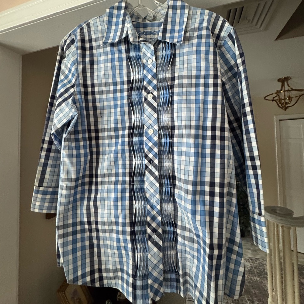 Blue pattern Foxcroft, no iron, size 8, wrinkle free, shaped fit